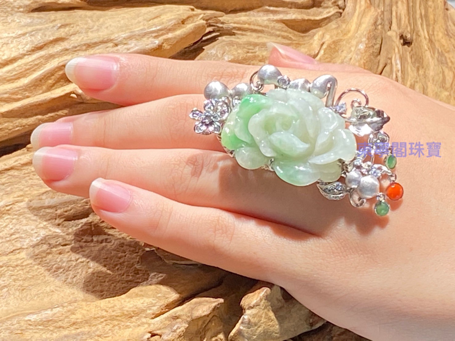 東寧閣珠寶提供多樣翡翠飾品，與具現代感的設計完美融合